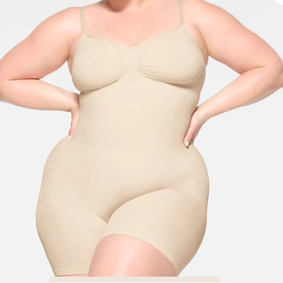 Skims SEAMLESS SCULPT
MID THIGH BODYSUIT NWOT Sand - Picture 2 of 4